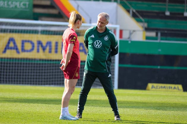 Ried im Innkreis, Austria 17 April 2026 Preparation for the womens World Cup qualifier Austria vs Germany Final training In the picture from left Sarai Linder Germany and national coach Christian Wück Wueck Germany Copyright: HMBxMedia MadeleinexFantini