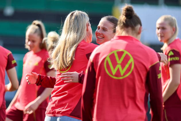Ried im Innkreis, Austria 17 April 2026 Preparation for the Womens World Cup qualifier Austria vs Germany Final training In the picture from left DFB sports director Nia Künzer Kuenzer DFB hugs the late nominee Sarah Mattner Trembleau Germany Copyright: HMBxMedia MadeleinexFantini