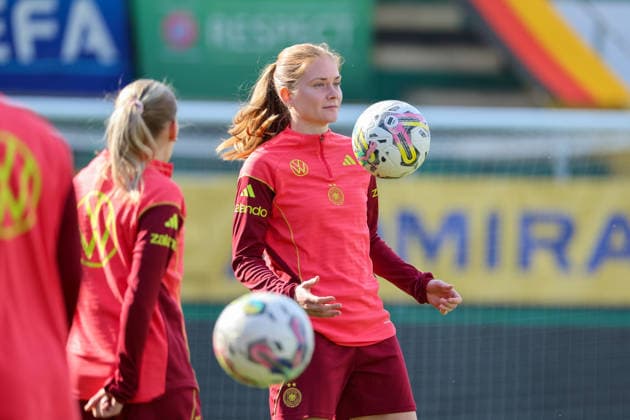 Ried im Innkreis, Austria 17 April 2026 Preparation for the Womens World Cup qualifier Austria vs Germany Final training In the picture Sjoeke Nüsken Nuesken Germany Copyright: HMBxMedia MadeleinexFantini
