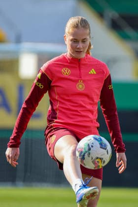 Ried im Innkreis, Austria 17 April 2026 Preparation for the Womens World Cup qualifier Austria vs Germany Final training In the picture Sjoeke Nüsken Nuesken Germany Copyright: HMBxMedia MadeleinexFantini