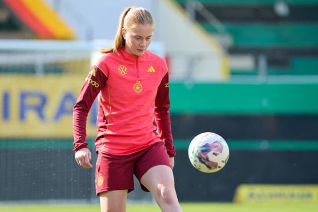 Ried im Innkreis, Austria 17 April 2026 Preparation for the Womens World Cup qualifier Austria vs Germany Final training In the picture Sjoeke Nüsken Nuesken Germany Copyright: HMBxMedia MadeleinexFantini
