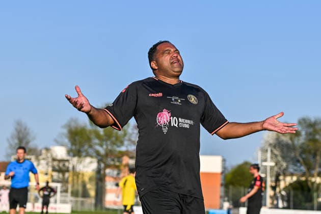 GER, Benefizspiel, Charity World Squad vs Vatikan 17.04.2026, Donaustadion, Dillingen, GER, Benefizspiel, Charity World Squad vs Vatikan, Benefizspiel zugunsten der Stiftung Hilfe für kranke Kinder und Olis Kinderwelt e.V im Bild Ailton (Charity World Squad) nach Abseitspfiff von Schiedsrichter Dr. Felix Brych *** GER, Charity match, Charity World Squad vs Vatican 17 04 2026, Donaustadion, Dillingen, GER, Charity match, Charity World Squad vs Vatican, Charity match for the benefit of the foundation Hilfe für kranke Kinder und Olis Kinderwelt e V in the picture Ailton Charity World Squad after offside whistle by referee Dr. Felix Brych nordphotoxGmbHx xHafner nph00200