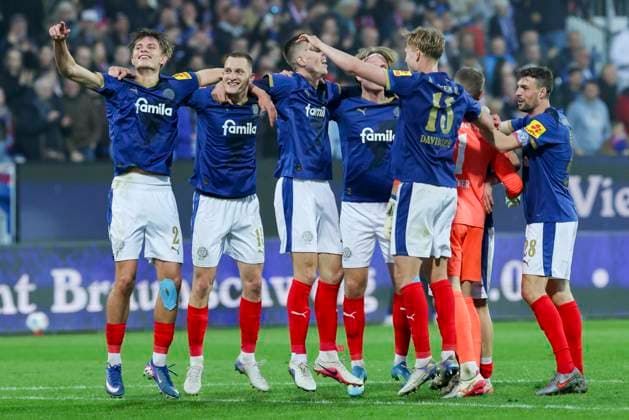 KSV Holstein Kiel players celebrate their 3 0 home win in front of the supporters stand, 2 Bundesliga, Holstein Kiel v 1 FC Kaiserslautern, Holstein Stadion, April 17, 2026 in Kiel, Germany Photo by Marco Steinbrenner DeFodi Images The KSV Holstein Kiel players celebrate their 3 0 home win in front of the supporters stand, 2 Bundesliga, Holstein Kiel v 1 FC Kaiserslautern, Holstein Stadion, April 17, 2026 in Kiel, Germany Photo by Marco Steinbrenner DeFodi Images