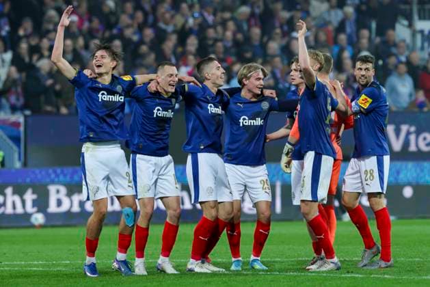 KSV Holstein Kiel players celebrate their 3 0 home win in front of the supporters stand, 2 Bundesliga, Holstein Kiel v 1 FC Kaiserslautern, Holstein Stadion, April 17, 2026 in Kiel, Germany Photo by Marco Steinbrenner DeFodi Images The KSV Holstein Kiel players celebrate their 3 0 home win in front of the supporters stand, 2 Bundesliga, Holstein Kiel v 1 FC Kaiserslautern, Holstein Stadion, April 17, 2026 in Kiel, Germany Photo by Marco Steinbrenner DeFodi Images