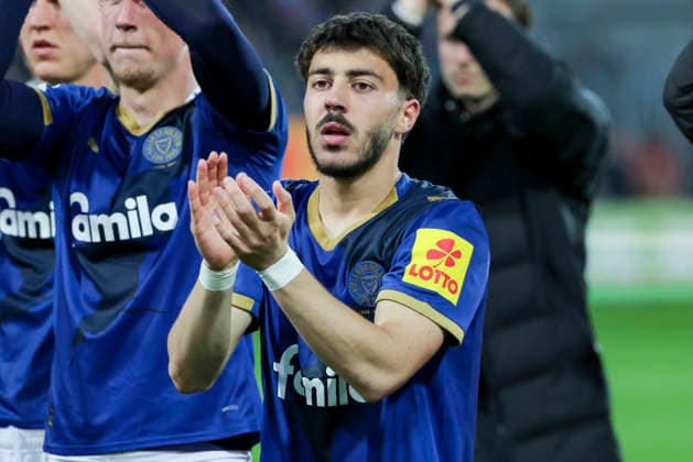 Umut Tohumcu Holstein Kiel cheers, 2 Bundesliga, Holstein Kiel v 1 FC Kaiserslautern, Holstein Stadion on April 17, 2026 in Kiel, Germany Photo by Marco Steinbrenner DeFodi Images Umut Tohumcu Holstein Kiel cheers, 2 Bundesliga, Holstein Kiel v 1 FC Kaiserslautern, Holstein Stadion, April 17, 2026 in Kiel, Germany Photo by Marco Steinbrenner DeFodi Images