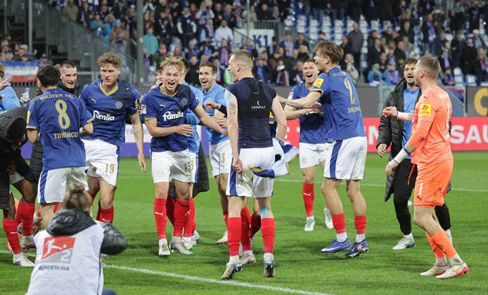 Kasper Davidsen Holstein Kiel and team celebrate the victory Football, Men, Season 2025 2026, 2 BL, Holstein Stadion, Holstein Kiel vs 1 FC Kaiserslautern, 3 0 DFL REGULATIONS PROHIBIT ANY USE OF PHOTOGRAPHS AS IMAGE SEQUENCES AND OR QUASI VIDEO