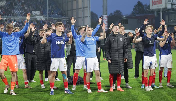 Marco Komenda Holstein Kiel and team celebrate the victory Football, Men, Season 2025 2026, 2 BL, Holstein Stadion, Holstein Kiel vs 1 FC Kaiserslautern, 3 0 DFL REGULATIONS PROHIBIT ANY USE OF PHOTOGRAPHS AS IMAGE SEQUENCES AND OR QUASI VIDEO