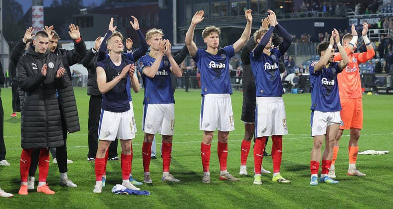 Phil Harres Holstein Kiel and Geam celebrates the victory with the fans Football, Men, Season 2025 2026, 2 BL, Holstein Stadion, Holstein Kiel vs 1 FC Kaiserslautern, 3 0 DFL REGULATIONS PROHIBIT ANY USE OF PHOTOGRAPHS AS IMAGE SEQUENCES AND OR QUASI VIDEO