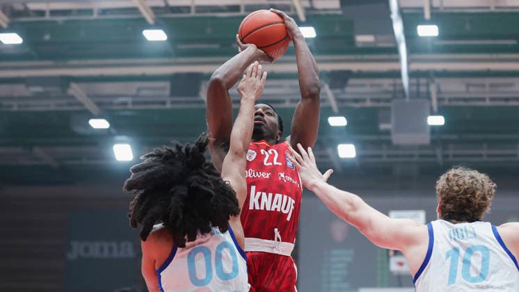In the picture from left Tyger Campbell Frankfurt Skyliners, 00 , Johnathan Stove Wuerzburg Baskets, 22 on the ball and Jacob Holt Frankfurt Skyliners, 10 17 04 2026, Fitness First Wuerzburg Baskets vs SKYLINERS Frankfurt, easyCredit BBL, Matchday 30, Germany, 97072, tectake Arena Wuerzburg, Copyright: HMBxMedia xJulienxBecker