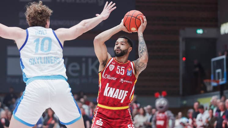 In the picture from left Jacob Holt Frankfurt Skyliners, 10 against David Muenkat Wuerzburg Baskets, 55 on the ball 17 04 2026, Fitness First Wuerzburg Baskets vs SKYLINERS Frankfurt, easyCredit BBL, Matchday 30, Germany, 97072, tectake Arena Wuerzburg, Copyright: HMBxMedia xJulienxBecker