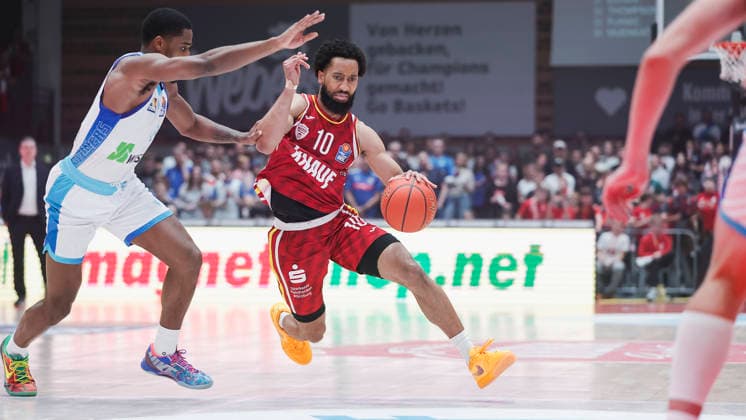 In the picture from left William Christmas Frankfurt Skyliners, 8 against Davion Mintz Wuerzburg Baskets, 10 on the ball 17 04 2026, Fitness First Wuerzburg Baskets vs SKYLINERS Frankfurt, easyCredit BBL, Matchday 30, Germany, 97072, tectake Arena Wuerzburg, Copyright: HMBxMedia xJulienxBecker