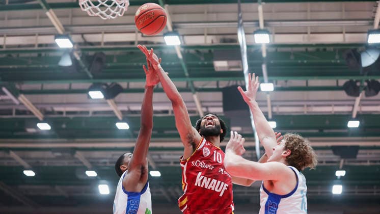 In the picture from left William Christmas Frankfurt Skyliners, 8 , Davion Mintz Wuerzburg Baskets, 10 on the ball and Jacob Holt Frankfurt Skyliners, 10 17 04 2026, Fitness First Wuerzburg Baskets vs SKYLINERS Frankfurt, easyCredit BBL, Matchday 30, Germany, 97072, tectake Arena Wuerzburg, Copyright: HMBxMedia xJulienxBecker