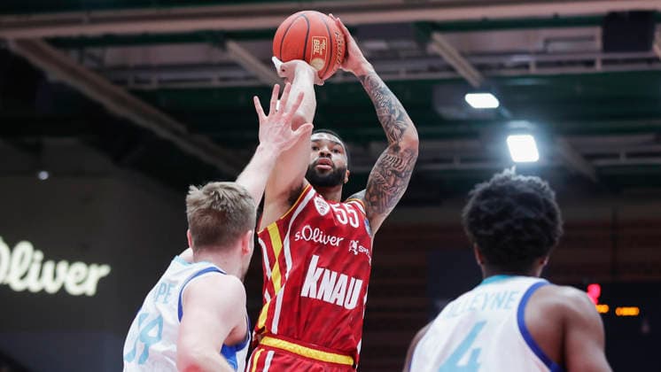 In the picture from left Till Pape Frankfurt Skyliners, 19 , David Muenkat Wuerzburg Baskets, 55 on the ball and Nahiem Alleyne Frankfurt Skyliners, 4 17 04 2026, Fitness First Wuerzburg Baskets vs SKYLINERS Frankfurt, easyCredit BBL, Matchday 30, Germany, 97072, tectake Arena Wuerzburg, Copyright: HMBxMedia xJulienxBecker
