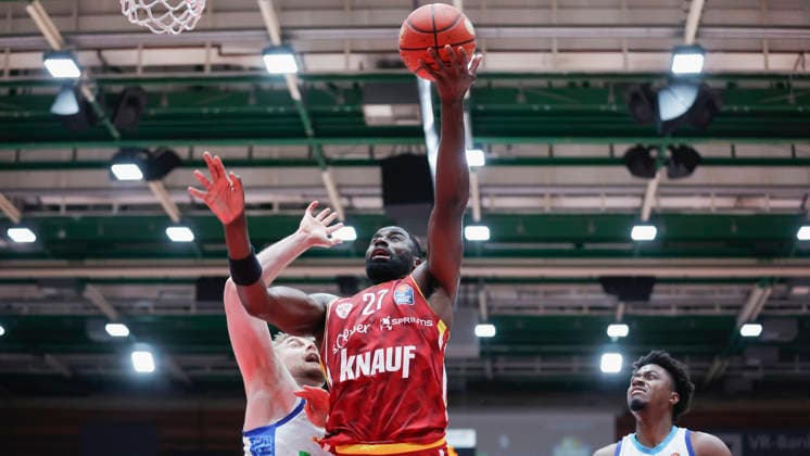 In the picture from left Till Pape Frankfurt Skyliners, 19 , Eddy Edigin Wuerzburg Baskets, 27 and Nahiem Alleyne Frankfurt Skyliners, 4 17 04 2026, Fitness First Wuerzburg Baskets vs SKYLINERS Frankfurt, easyCredit BBL, Matchday 30, Germany, 97072, tectake Arena Wuerzburg, Copyright: HMBxMedia xJulienxBecker