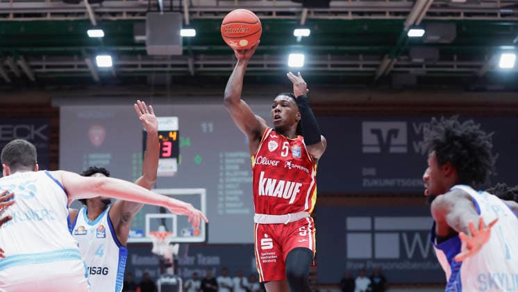 In the picture from left Nahiem Alleyne Frankfurt Skyliners, 4 and Marcus Carr Wuerzburg Baskets, 5 on the ball 17 04 2026, Fitness First Wuerzburg Baskets vs SKYLINERS Frankfurt, easyCredit BBL, Matchday 30, Germany, 97072, tectake Arena Wuerzburg, Copyright: HMBxMedia xJulienxBecker