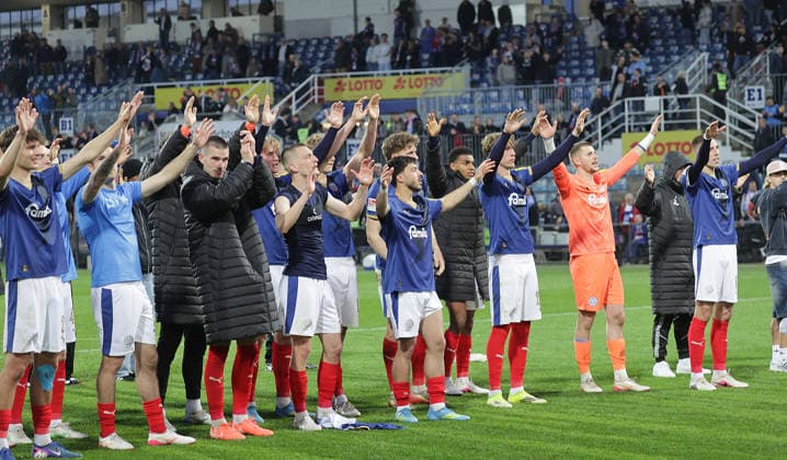 Goalkeeper Timon Weiner Holstein Kiel and team celebrate the victory with the fans Football, Men, Season 2025 2026, 2 BL, Holstein Stadion, Holstein Kiel vs 1 FC Kaiserslautern, 3 0 DFL REGULATIONS PROHIBIT ANY USE OF PHOTOGRAPHS AS IMAGE SEQUENCES AND OR QUASI VIDEO