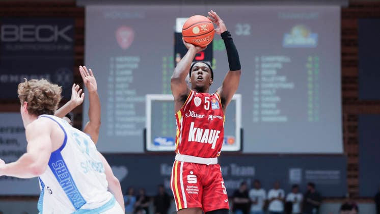 In the picture Marcus Carr Wuerzburg Baskets, 5 with the basket shot 17 04 2026, Fitness First Wuerzburg Baskets vs SKYLINERS Frankfurt, easyCredit BBL, Matchday 30, Germany, 97072, tectake Arena Wuerzburg, Copyright: HMBxMedia xJulienxBecker