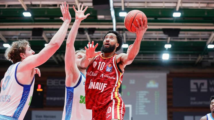 In the picture from left Jacob Holt Frankfurt Skyliners, 10 and Till Pape Frankfurt Skyliners, 19 against Davion Mintz Wuerzburg Baskets, 10 on the ball 17 04 2026, Fitness First Wuerzburg Baskets vs SKYLINERS Frankfurt, easyCredit BBL, Matchday 30, Germany, 97072, tectake Arena Wuerzburg, Copyright: HMBxMedia xJulienxBecker