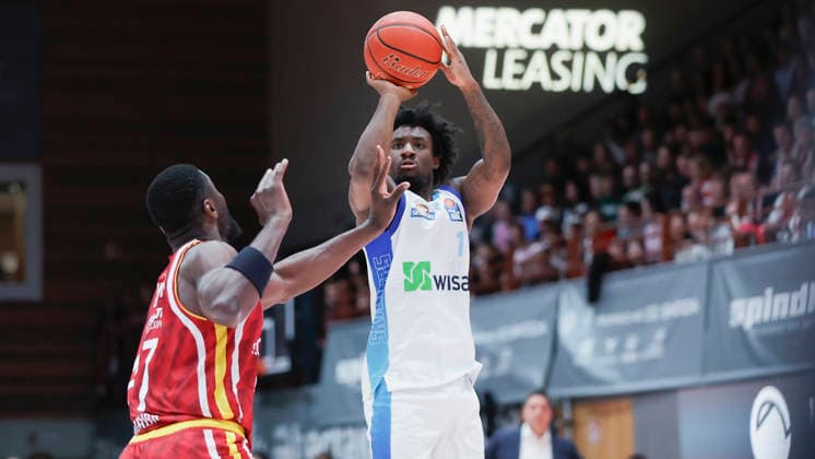 In the picture from left Eddy Edigin Wuerzburg Baskets, 27 against Isaiah Swope Frankfurt Skyliners, 1 on the ball 17 04 2026, Fitness First Wuerzburg Baskets vs SKYLINERS Frankfurt, easyCredit BBL, Matchday 30, Germany, 97072, tectake Arena Wuerzburg, Copyright: HMBxMedia xJulienxBecker