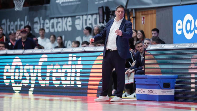 In the picture Head Coach Sasa Filipovski Wuerzburg Baskets 17 04 2026, Fitness First Wuerzburg Baskets vs SKYLINERS Frankfurt, easyCredit BBL, Matchday 30, Germany, 97072, tectake Arena Wuerzburg, Copyright: HMBxMedia xJulienxBecker