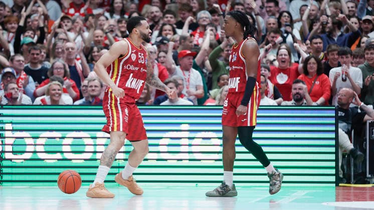 In the picture David Muenkat Wuerzburg Baskets, 55 and Marcus Carr Wuerzburg Baskets, 5 17 04 2026, Fitness First Wuerzburg Baskets vs SKYLINERS Frankfurt, easyCredit BBL, Matchday 30, Germany, 97072, tectake Arena Wuerzburg, Copyright: HMBxMedia xJulienxBecker