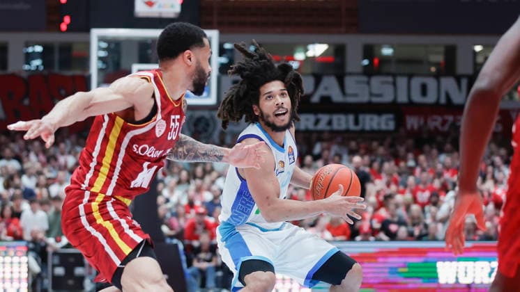 In the picture from left David Muenkat Wuerzburg Baskets, 55 against Tyger Campbell Frankfurt Skyliners, 00 on the ball 17 04 2026, Fitness First Wuerzburg Baskets vs SKYLINERS Frankfurt, easyCredit BBL, 30 Matchday, Germany, 97072, tectake Arena Wuerzburg, Copyright: HMBxMedia xJulienxBecker