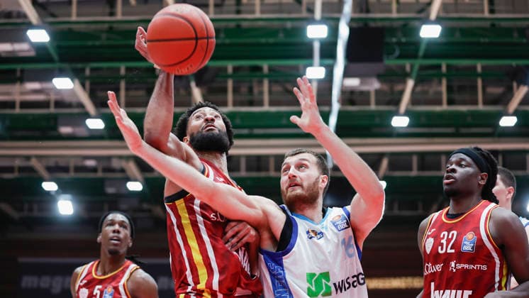 In the picture from left Davion Mintz Wuerzburg Baskets, 10 , Radii Caisin Frankfurt Skyliners, 16 and Charles Thompson Wuerzburg Baskets, 32 Rebound duel 17 04 2026, Fitness First Wuerzburg Baskets vs SKYLINERS Frankfurt, easyCredit BBL, Matchday 30, Germany, 97072, tectake Arena Wuerzburg, Copyright: HMBxMedia xJulienxBecker