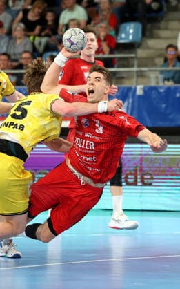 17 04 2026, Germany, Bietigheim Handball SG BBM Bietigheim vs HSG Krefeld, f l Niklas Ingenpaß Krefeld , Nikola Vlahovic BBM