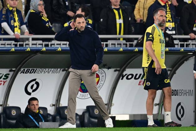 Fenerbahce v Caykur Rizespor - Turkish Super Lig ISTANBUL, TURKIYE - APRIL 17: Head coach Domenico Tedesco of Fenerbahce follows the Turkish Super Lig week 30 football match between Fenerbahce and Caykur Rizespor at Chobani Stadium in Istanbul, Turkiye on April 17, 2026. Oguz Yeter Anadolu Istanbul Turkey. Editorial use only. Please get in touch for any other usage.  Copyright: x2026xAnadoluxOguzxYeterx