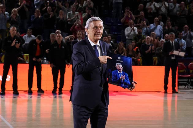 April 17, 2026, Barcelona, Barcelona, Spain: A tribute to Svetislav Pesic, head coach of FC Bayern Munich on his final EuroLeague match during the EuroLeague Regular Season Round 38 match played between FC Barcelona, Barca and FC Bayern Munich at Palau Blaugrana on April 17, 2026 in Barcelona, Spain. Barcelona Spain - ZUMAa181 20260417_zaa_a181_231 Copyright: xJavierxBorregox
