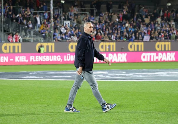 Coach Tim Walter Holstein Kiel Football, Men, Season 2025 2026, 2 BL, Holstein Stadion, Holstein Kiel vs 1 FC Kaiserslautern, 3 0 DFL REGULATIONS PROHIBIT ANY USE OF PHOTOGRAPHS AS IMAGE SEQUENCES AND OR QUASI VIDEO