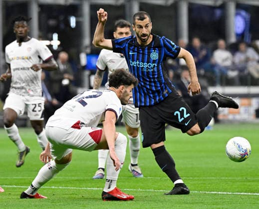 April 17, 2026, Milan, Italy: Inter Milan™s midfielder Henrikh Mkhitaryan (R) and Cagliari™s defender Ze Pedro struggle for the ball during the Italian Serie A soccer match between Inter Milan and Cagliari at the Giuseppe Meaaza stadium in Milan, Italy, 17 April 2026 ANSA DANIEL DAL ZENNARO Soccer: Serie ; Inter-Cagliari  - ZUMAa110 20260417_zaf_a110_057 Copyright: xDanielxDalxZennarox
