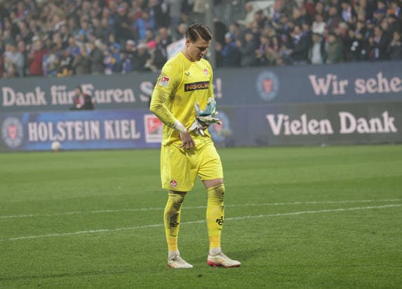 Goalkeeper Julian Krahl 1 FC Kaiserslautern disappointed Football, Men, Season 2025 2026, 2 BL, Holstein Stadion, Holstein Kiel vs 1 FC Kaiserslautern, 3 0 DFL REGULATIONS PROHIBIT ANY USE OF PHOTOGRAPHS AS IMAGE SEQUENCES AND OR QUASI VIDEO