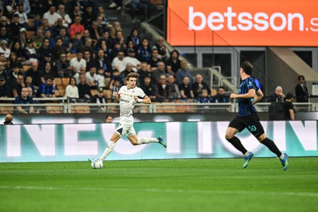 Marco Palestra of Cagliari Calcio in action during the Italian Serie A football match between Inter FC Internazionale and Cagliari Calcio on 17 of Avril 2026 at Giuseppe Meazza San Siro Siro stadium in Milan, Italy. Credit: Tiziano Ballabio  Copyright: xTizianoxBallabio IPAxSportx xipa-agency.netx xx IPA_74029988 IPA_Agency_IPA74029988