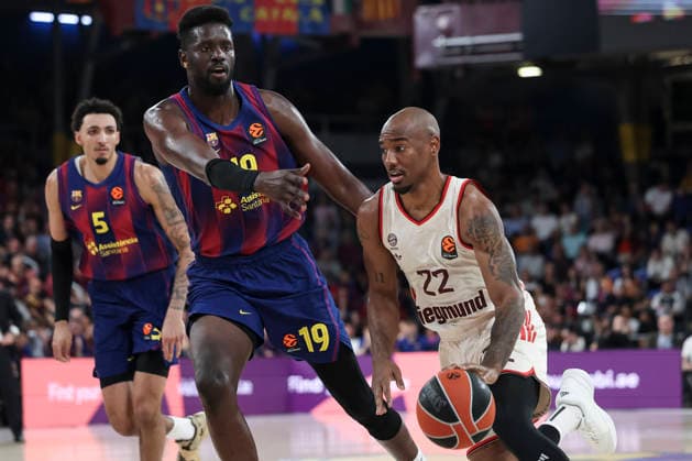 April 17, 2026, Barcelona, Barcelona, Spain: Isiaha Mike of FC Bayern Munich and Youssoupha Fall of FC Barcelona, Barca in action during the EuroLeague Regular Season Round 38 match played between FC Barcelona and FC Bayern Munich at Palau Blaugrana on April 17, 2026 in Barcelona, Spain. Barcelona Spain - ZUMAa181 20260417_zaa_a181_272 Copyright: xJavierxBorregox