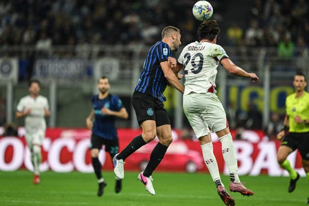 FC Internazionale v Cagliari Calcio - Serie A Stefan de Vrij of FC Inter in action during the Italian Serie A football match between FC Internazionale and Cagliari Calcio on April 17, 2026, at Giuseppe Meazza San Siro stadium in Milan, Italy. Milano Italy  Copyright: xTizianoxBallabiox originalFilename:ballabio-interfci260417_npZ4J.jpg