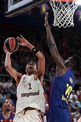 April 17, 2026, Barcelona, Barcelona, Spain: Oscar Da Silva of FC Bayern Munich and Youssoupha Fall of FC Barcelona, Barca in action during the EuroLeague Regular Season Round 38 match played between FC Barcelona and FC Bayern Munich at Palau Blaugrana on April 17, 2026 in Barcelona, Spain. Barcelona Spain - ZUMAa181 20260417_zaa_a181_265 Copyright: xJavierxBorregox