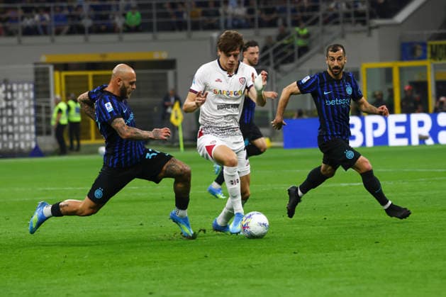 FC Internazionale v Cagliari Calcio - Serie A Marco Palestra, Federico Dimarco, and Henrikh Mkhitaryan in action during the Serie A match between FC Internazionale and Cagliari Calcio at Giuseppe Meazza Stadium in Milan, Italy, on April 17, 2026. Milano Italy  Copyright: xMairoxCinquettix originalFilename:cinquetti-fcintern260417_npVqO.jpg
