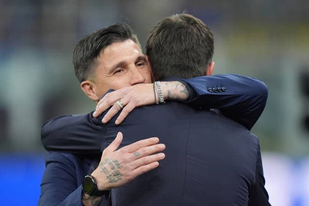 Inter Milan™s head coach Cristian Chivu , Cagliari s head coach Fabio Pisacane during the Serie A soccer match between Inter and Cagliari at the San Siro Stadium in Milan , north Italy - Friday , April 17 , 2026. - Soccer .  Copyright: xSpada LaPressex