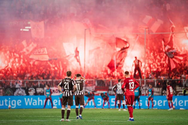1. Bundesliga: FC St. Pauli vs. 1. FC Köln, 17.04.2026 Said El Mala (1. FC Köln, 13), Lars Ritzka (FC St. Pauli, 21) und Arkadiusz Pyrka (FC St. Pauli, 11) im Hintergrund Pyrotechnik; Fußball, 1. Bundesliga, 30. Spieltag: FC St. Pauli vs. 1. FC Köln am 17.04.2026 im Millerntor-Stadion, Hamburg DFL REGULATIONS PROHIBIT ANY USE OF PHOTOGRAPHS AS IMAGE SEQUENCES AND OR QUASI-VIDEO. *** 1 Bundesliga FC St Pauli vs 1 FC Köln, 17 04 2026 Said El Mala 1 FC Köln, 13 , Lars Ritzka FC St Pauli, 21 and Arkadiusz Pyrka FC St Pauli, 11 in the background Pyrotechnics Football, 1 Bundesliga, Matchday 30 FC St Pauli vs 1 FC Köln on 17 04 2026 at Millerntor Stadion, Hamburg DFL REGULATIONS PROHIBIT ANY USE OF PHOTOGRAPHS AS IMAGE SEQUENCES AND OR QUASI VIDEO Copyright: xBEAUTIFULxSPORTS Tonhäuserx