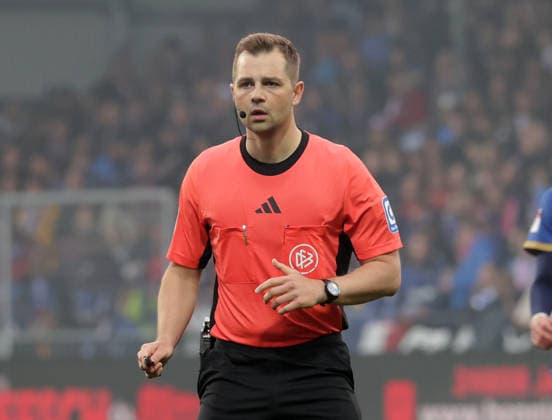 Referee Marc Philip Eckermann Football, Men, Season 2025 2026, 2 BL, Holstein Stadion, Holstein Kiel vs 1 FC Kaiserslautern, 3 0 DFL REGULATIONS PROHIBIT ANY USE OF PHOTOGRAPHS AS IMAGE SEQUENCES AND OR QUASI VIDEO