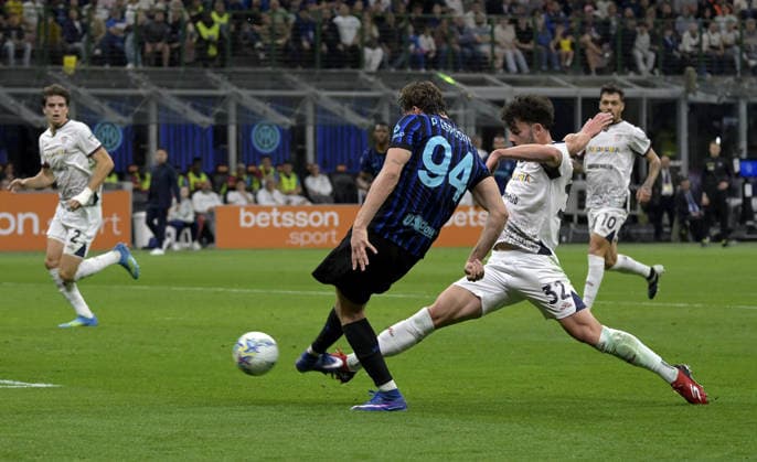 Foto IPP Paolo Bona Milano 17 04 2026 Campionato Serie A di Calcio stagione 2025 2026 partita Inter-Cagliari Nella foto Pio Esposito e ZePedro Italy Photo Press Worldwide Copyright italy Italy ITALY  Copyright: xR4924_italyphotopressx