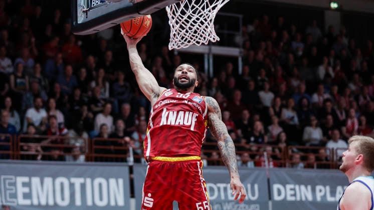 In the picture David Muenkat Wuerzburg Baskets, 55 with the dunk 17 04 2026, Fitness First Wuerzburg Baskets vs SKYLINERS Frankfurt, easyCredit BBL, Matchday 30, Germany, 97072, tectake Arena Wuerzburg, Copyright: HMBxMedia xJulienxBecker