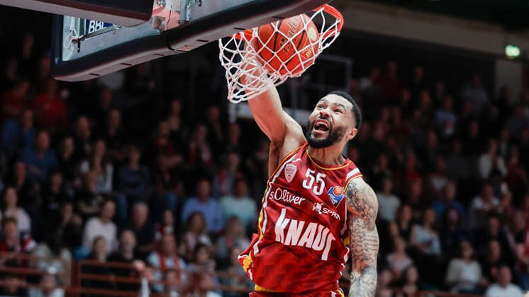 In the picture David Muenkat Wuerzburg Baskets, 55 with the dunk 17 04 2026, Fitness First Wuerzburg Baskets vs SKYLINERS Frankfurt, easyCredit BBL, Matchday 30, Germany, 97072, tectake Arena Wuerzburg, Copyright: HMBxMedia xJulienxBecker