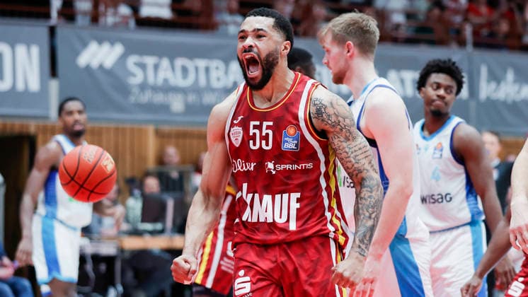 In the picture David Muenkat Wuerzburg Baskets, 55 cheers after his dunk 17 04 2026, Fitness First Wuerzburg Baskets vs SKYLINERS Frankfurt, easyCredit BBL, Matchday 30, Germany, 97072, tectake Arena Wuerzburg, Copyright: HMBxMedia xJulienxBecker