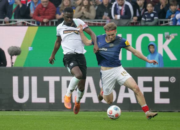 Maxwell Gyamfi 1 FC Kaiserslautern in duel with Jonas Therkelsen Holstein Kiel Football, Men, Season 2025 2026, 2 BL, Holstein Stadion, Holstein Kiel vs 1 FC Kaiserslautern, 3 0 DFL REGULATIONS PROHIBIT ANY USE OF PHOTOGRAPHS AS IMAGE SEQUENCES AND OR QUASI VIDEO