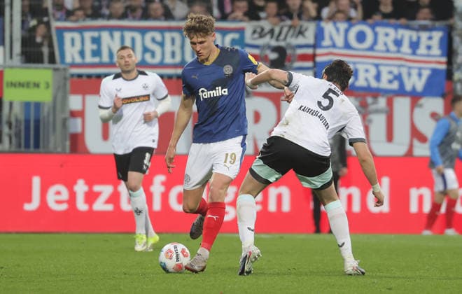 Phil Harres Holstein Kiel , Ji Soo Kim 1 FC Kaiserslautern Football, Men, Season 2025 2026, 2 BL, Holstein Stadion, Holstein Kiel vs 1 FC Kaiserslautern, 3 0 DFL REGULATIONS PROHIBIT ANY USE OF PHOTOGRAPHS AS IMAGE SEQUENCES AND OR QUASI VIDEO