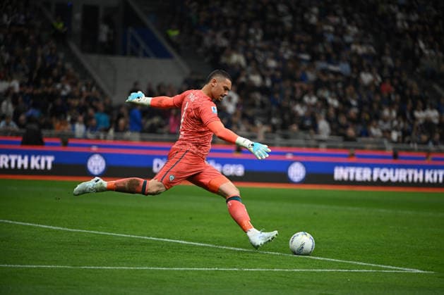 Elia Caprile of Cagliari Calcio in action during the Italian Serie A football match between Inter FC Internazionale and Cagliari Calcio on 17 of Avril 2026 at Giuseppe Meazza San Siro Siro stadium in Milan, Italy. Credit: Tiziano Ballabio  Copyright: xTizianoxBallabio IPAxSportx xipa-agency.netx xx IPA_74031085 IPA_Agency_IPA74031085