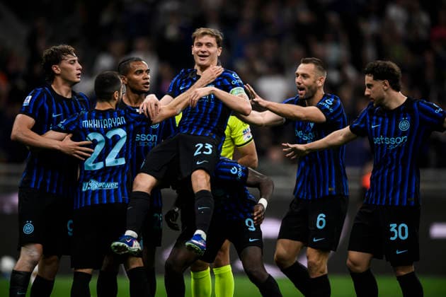 FC Internazionale v Cagliari Calcio - Serie A Nicolo Barella of FC Internazionale celebrates with teammates after scoring a goal during the Serie A football match between FC Internazionale and Cagliari Calcio. Milan Italy Copyright: xNicolòxCampox