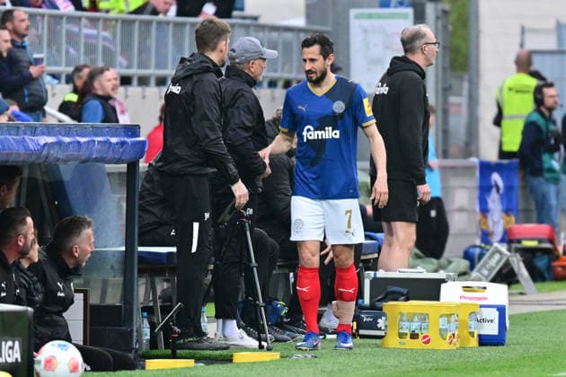 17 04 2026, Football, Men, 2 BL Bundesliga , Season 2025 2026, Holstein Kiel 1 FC Kaiserslautern, 30 Matchday Steven Skrzybski injured Kiel, Holstein Stadion Holstein Stadion Schleswig Holstein Germany